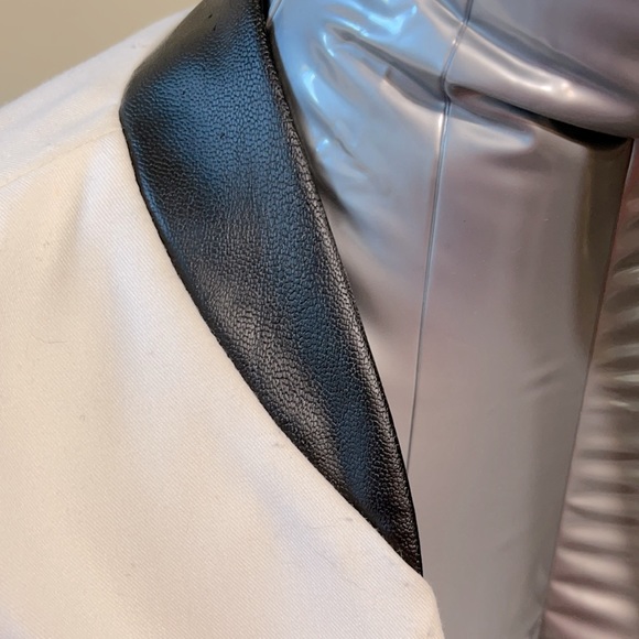 White blazer or Free with the $50 purchase - Picture 3 of 4